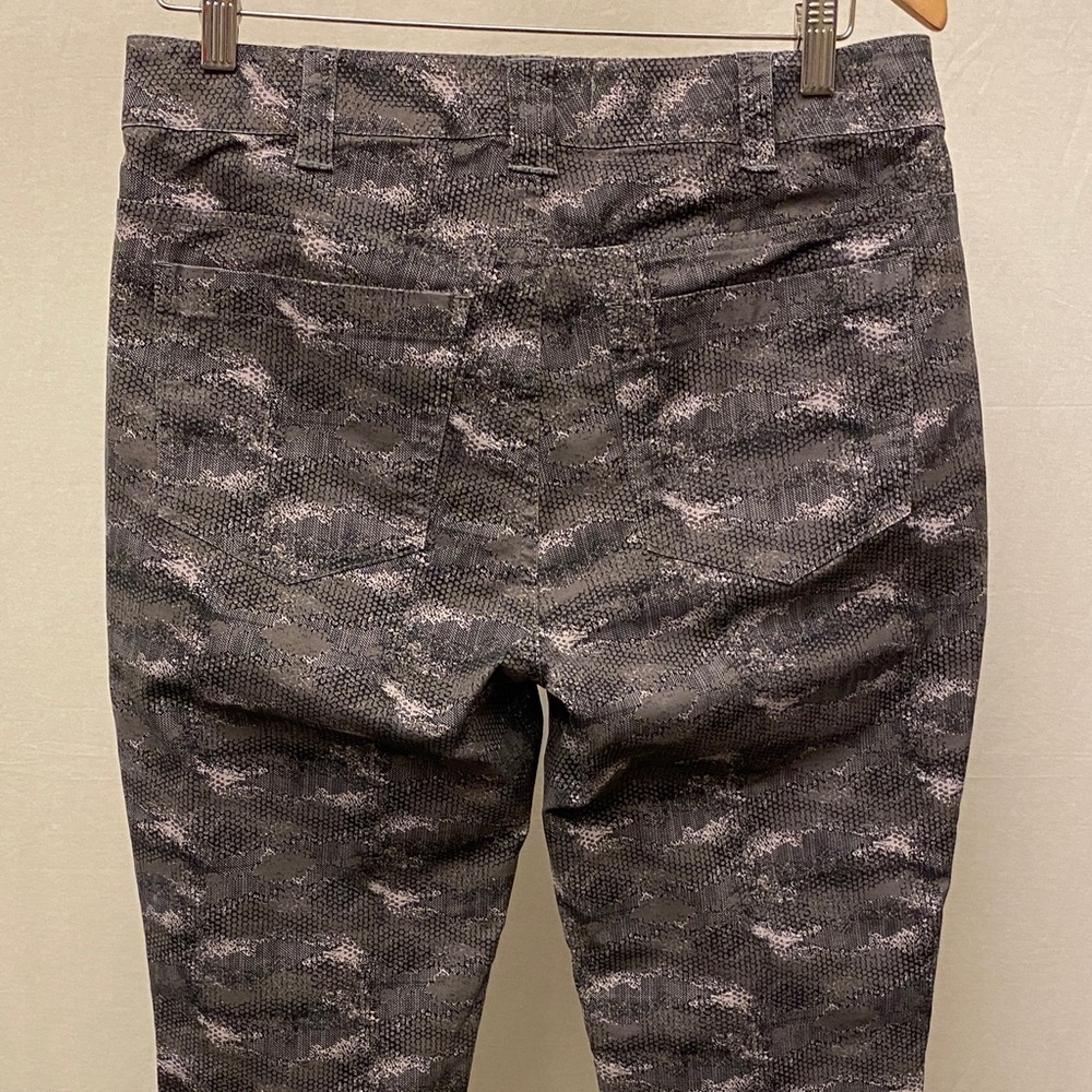 Aventura 6 Blake Print Skinny Pants Reptile Camo Print Taupe Gray Organic Cotton - Picture 7 of 16